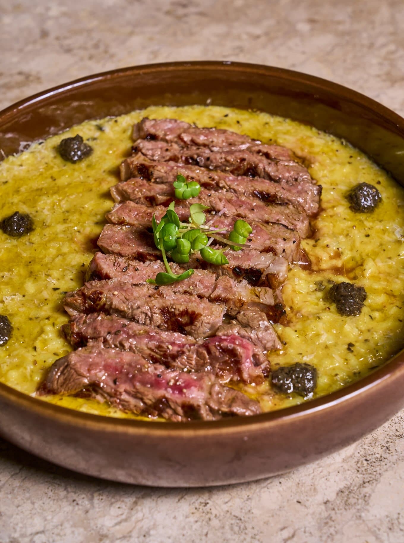 Risoto Tartufo com Entrecot: risoto de açafrão com trufas negras e fatias de entrecot